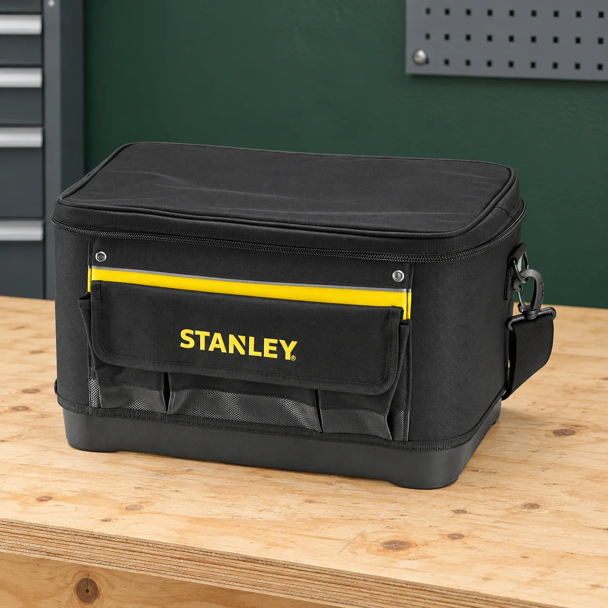 STANLEY — Sac rigide à bandoulière — illustration fidèle à la référence, dans un décor d’atelier