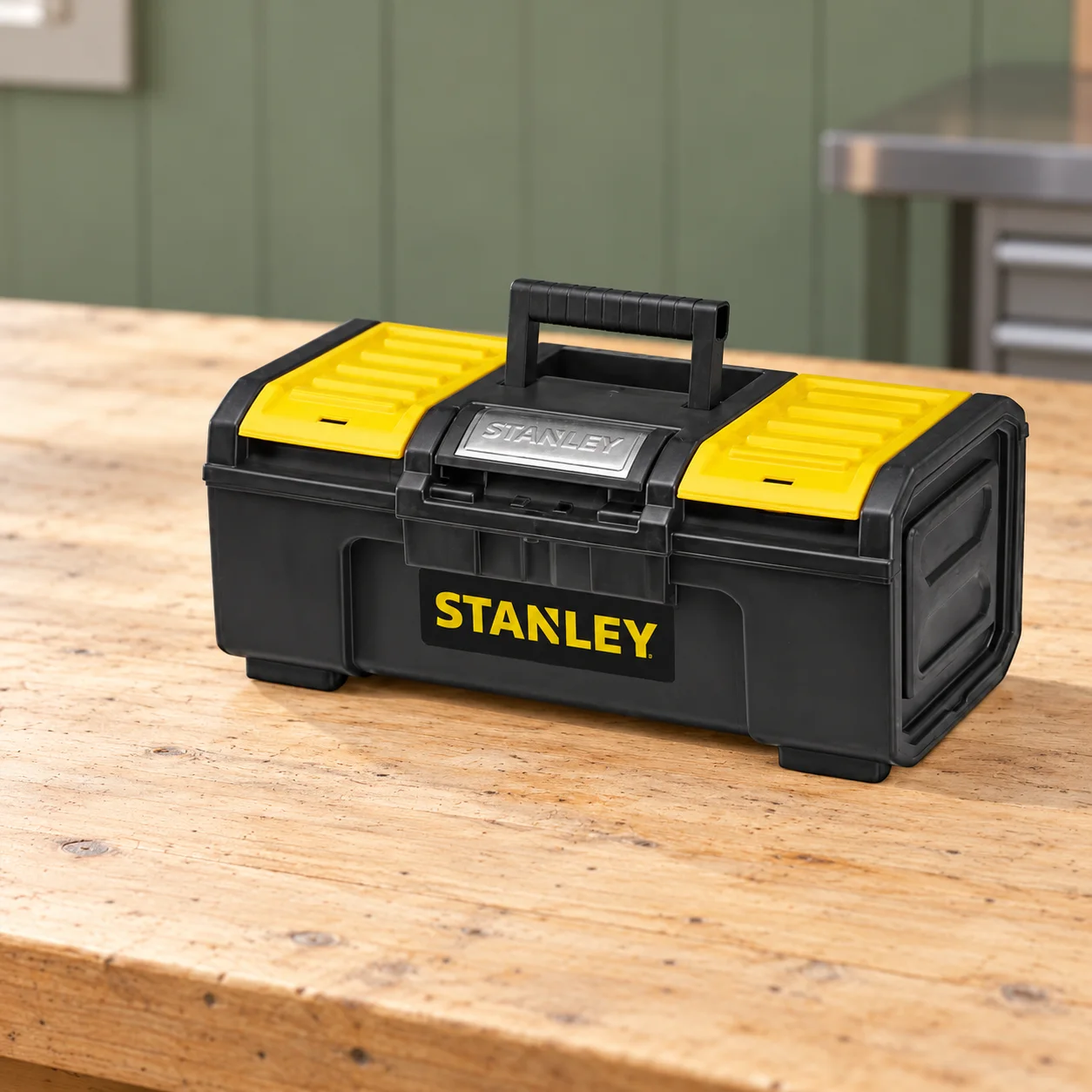 Stanley One-Touch — boîte à outils — illustration fidèle à la référence, dans un décor d’atelier