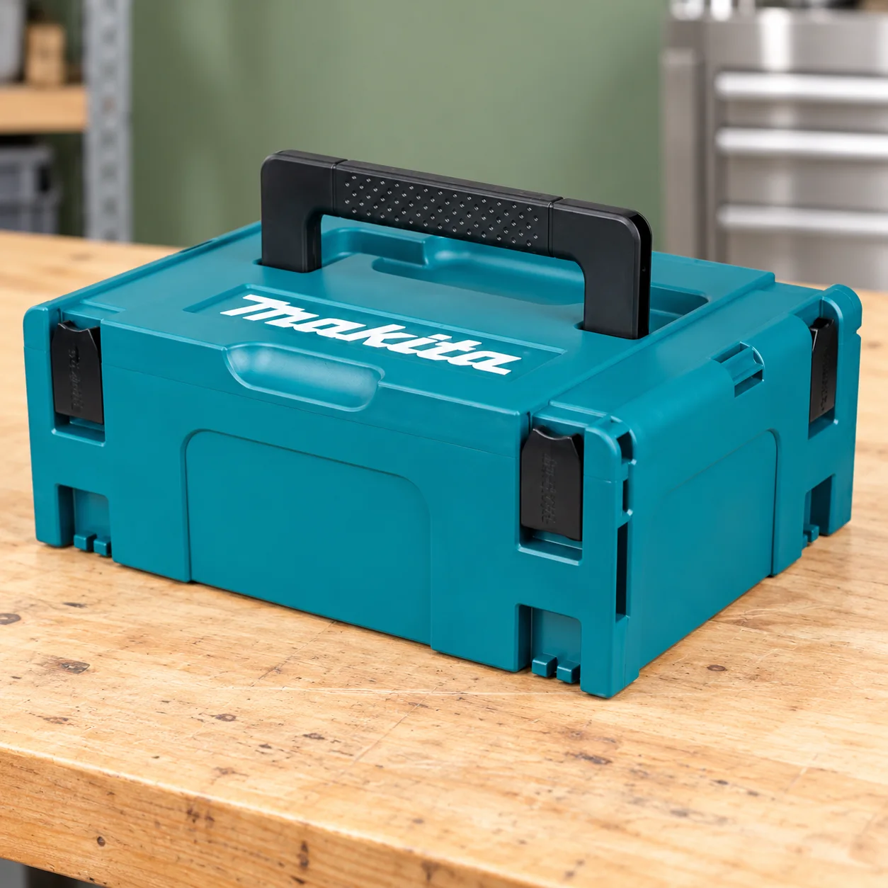 Makita Makpac — coffret de transport — illustration fidèle à la référence, dans un décor d’atelier