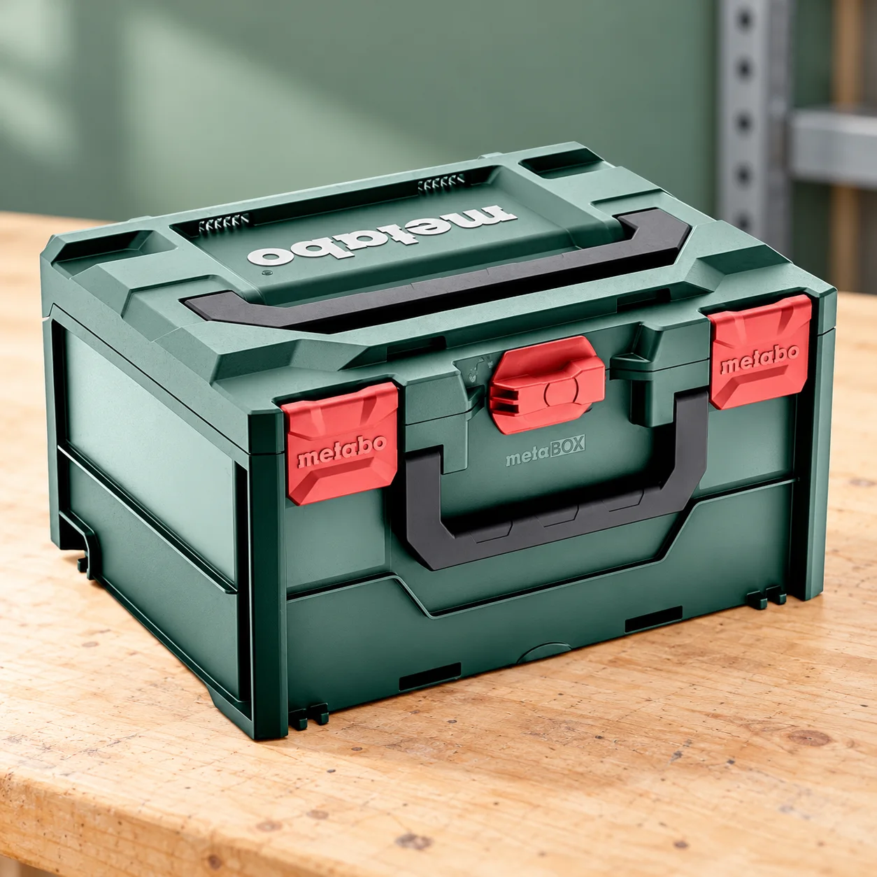 Metabo metaBOX — coffret empilable — illustration fidèle à la référence, dans un décor d’atelier