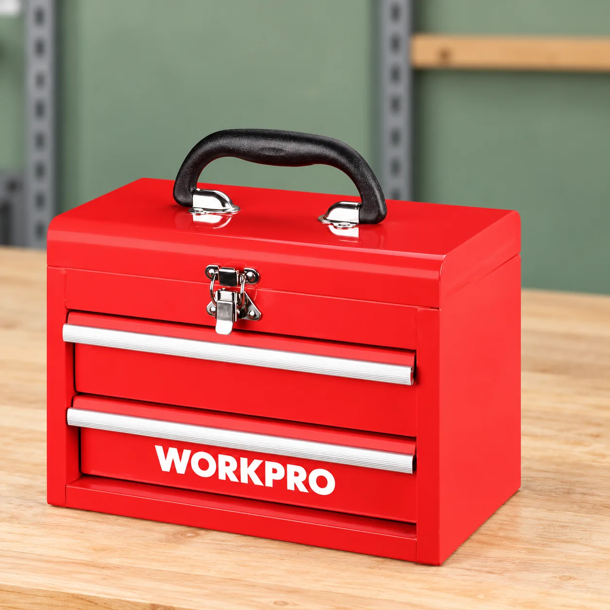 Workpro — mini coffre à deux tiroirs — illustration fidèle à la référence, dans un décor d’atelier