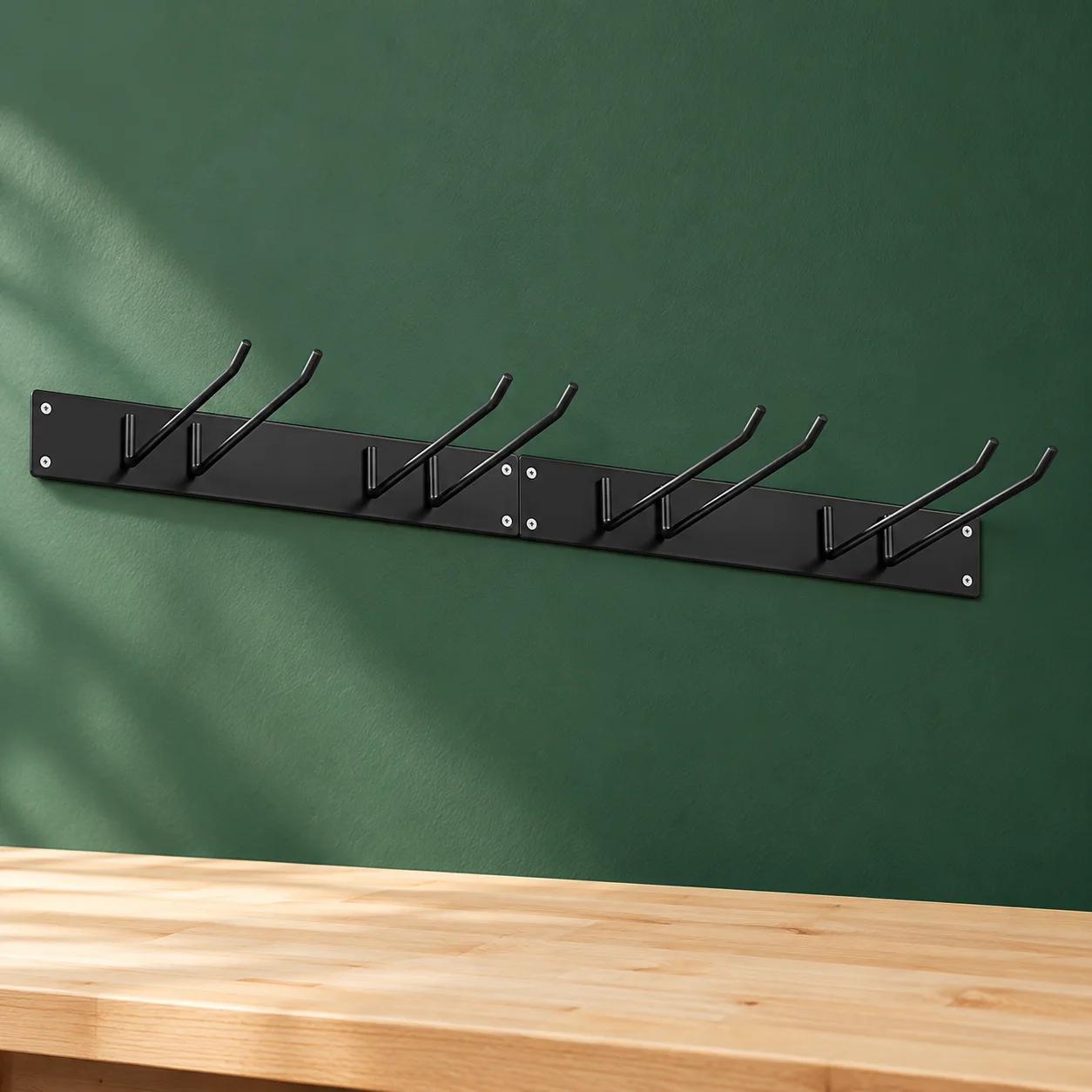 Urban Deco Rail pour outils de jardin — illustration fidèle à la référence, dans un décor d’atelier